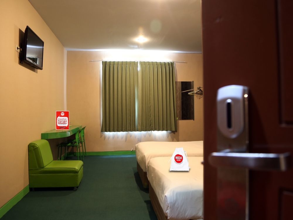 Nida Rooms Makassar Jampea 19536 Exteriör bild